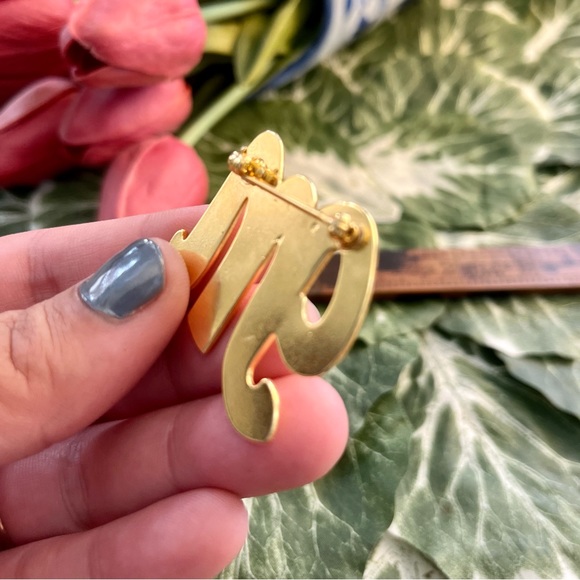 VINTAGE • Letter M Gold Brooch • Cursive, Embossed M Initial Pin, Monogram M - Picture 3 of 5
